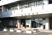 吉川市役所本庁舎を玄関前から撮影した様子