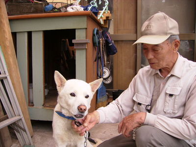 豊田さんと愛犬ハンゾウ