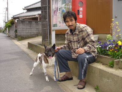 浅川さんと愛犬クマ
