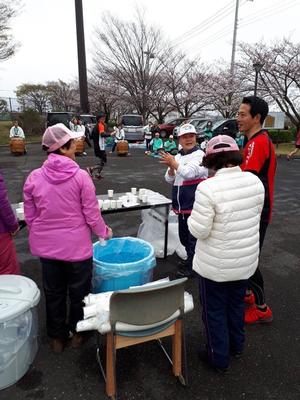 市長と給水ボランティア活動風景