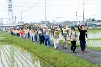 吉川市内をたのしみながら歩く様子