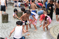 魚つかみ取り大会の様子