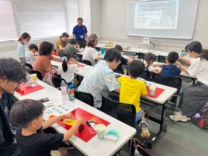 子どもが工作する様子