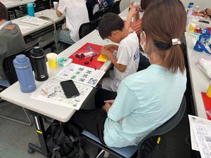子どもが工作する様子