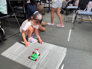 子どもが作った車を走らせている様子