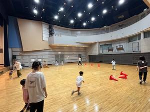 子どもが歩いたり走ったりしている様子