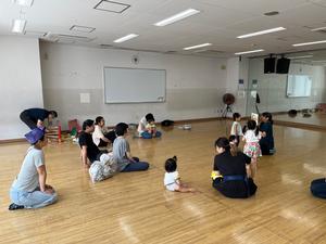 子どもと大人が読み聞かせを聞いている様子