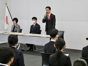 新規採用職員に訓示を述べる市長