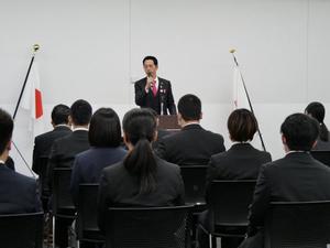 新たに吉川市の小中学校へ赴任された先生方の着任式であいさつをする市長
