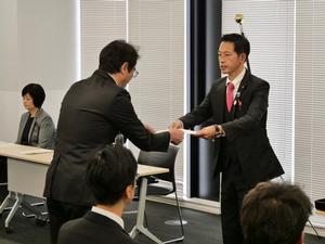 辞令書を交付する市長