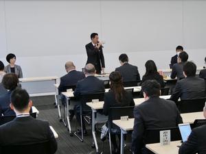 行政会議で挨拶をする市長
