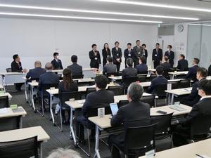 行政会議で新たに課長級となった職員らが挨拶をする様子