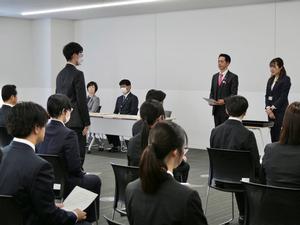 新規採用職員への辞令交付