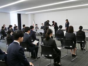 新規採用職員への辞令交付