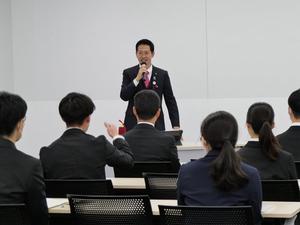 研修冒頭で挨拶をする市長