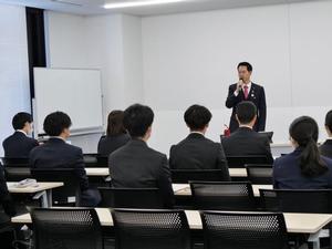 研修冒頭で挨拶をする市長