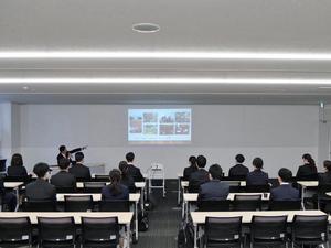 スライドを投影して講師を務める市長