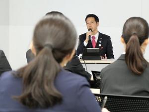 新規採用職員に対して講演する市長