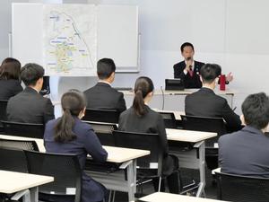 新規採用職員に対して講演する市長