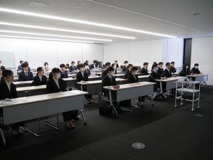 市長の研修を受ける新規採用職員の様子