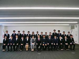 市三役と新規採用職員との記念撮影