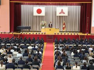 壇上で祝辞を述べる市長