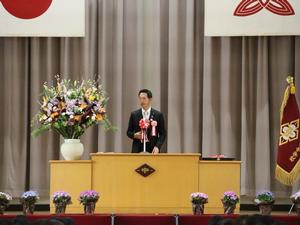 壇上で祝辞を述べる市長