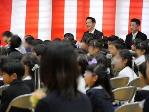 新入生を笑顔で見つめる市長