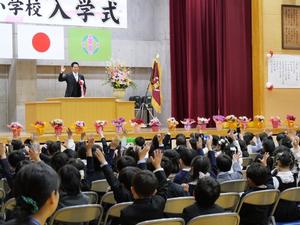 壇上で祝辞を述べる市長