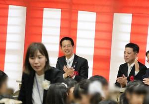 退場する新入生を拍手で送る市長