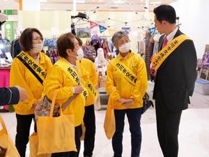 参加者に声をかける市長