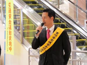 開会式にて挨拶をする市長