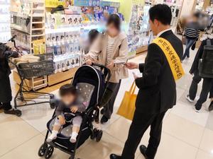 啓発品を市民に手渡す市長