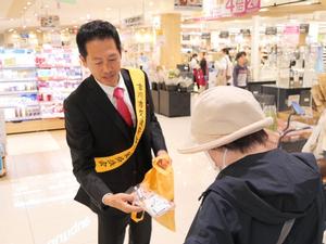 啓発品を市民に手渡す市長