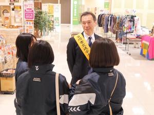 参加された校長先生が遭遇した生徒と談笑する様子