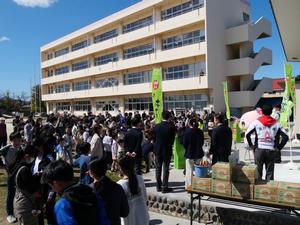 中曽根小学校に集まる大勢の人たちの様子