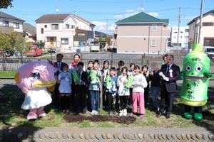 植樹をしたみんなで記念撮影