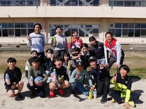 会場の子供たちと記念撮影をする市長