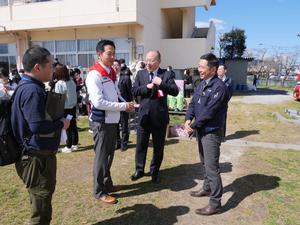 式典前に伊藤園の方々と談笑する市長