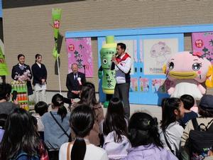 式典で挨拶をする市長