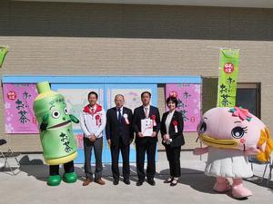 市長、伊藤園の方、教育長、校長となまりんとおーいお茶マスコットキャラクターで記念撮影