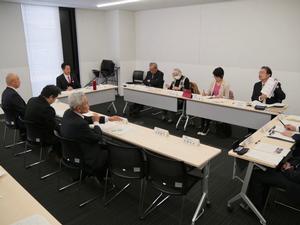 空家等対策協議会で職員が説明する様子