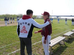 選手と談笑する市長