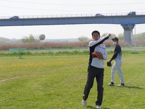 始球式に向けてキャッチボールをする市長