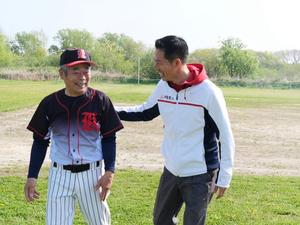 選手と談笑する市長