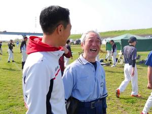 審判員の方と談笑する市長