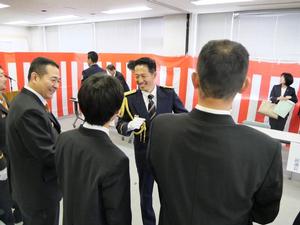 式典後、消防団員と談笑する市長