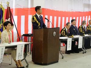 壇上で挨拶をする市長
