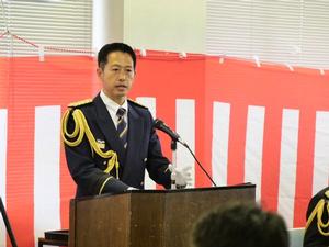壇上で挨拶をする市長