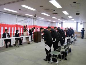 挨拶後、互いに敬礼する市長と新入団員